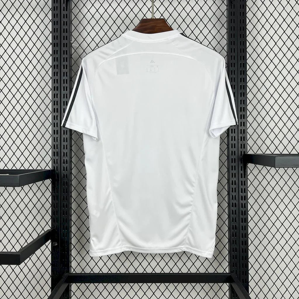 Maillot Real Madrid 2025-26 de la marque Le 12 -ème Maillot, vue de face avec logo et détails du design.