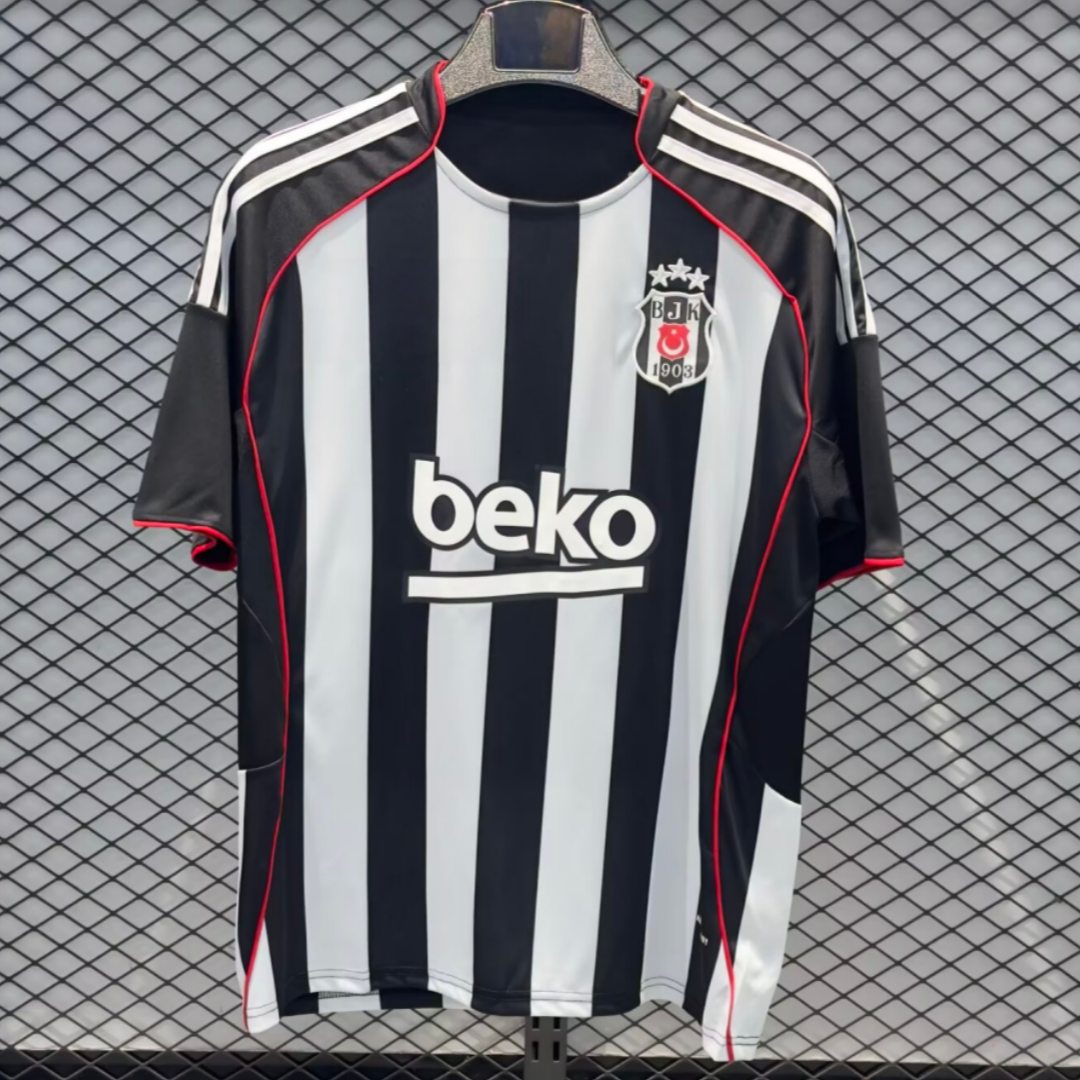 Maillot domicile Besiktas 25/26 de Le 12 -ème Maillot, maillot de football avec logo et couleurs officielles du club.