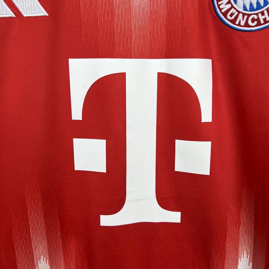 Maillot Bayern Munich 2025-26 de Le 12-ème Maillot, maillot de football avec le logo du Bayern Munich visible sur le devant.