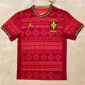 Maillot de football Le 12 Brésil Spécial rouge pour enfants 25/26, devant avec logo et détails en rouge.