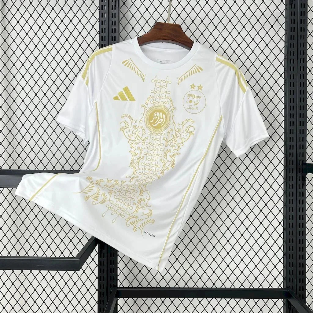 Maillot Algérie 2025-2026 de la marque Le 12 -ème Maillot, vue de face avec détails colorés et logo national sur le devant.
