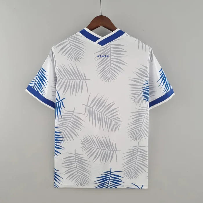 Maillot Brésil 2022 édition spéciale blanc et bleu, conçu par Le 12 -ème Maillot, affiché sur un mannequin.