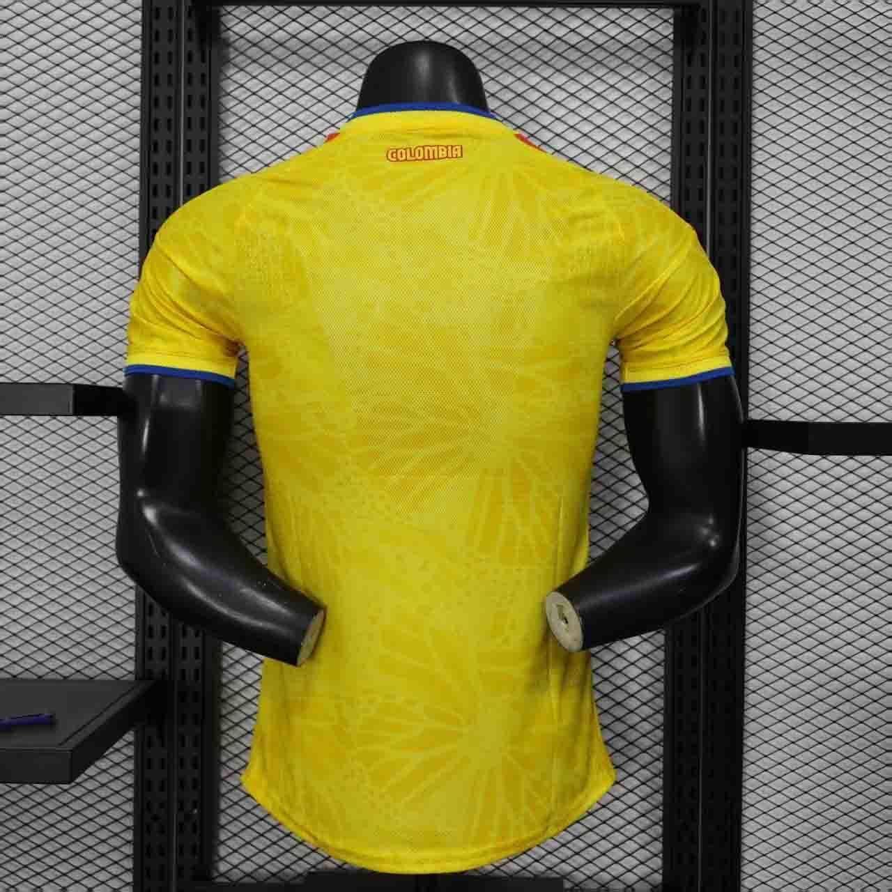 Maillot Colombie 2025 de la marque Le 12 -ème Maillot, design bleu avec logo national, porté par un mannequin.