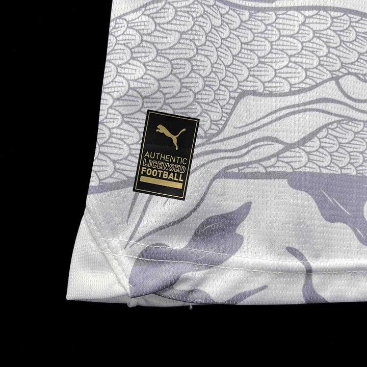 Maillot Manchester City 2023-2024 édition Nouvel An Chinois, marque Le 12 -ème Maillot, vue de face avec logo et design festif