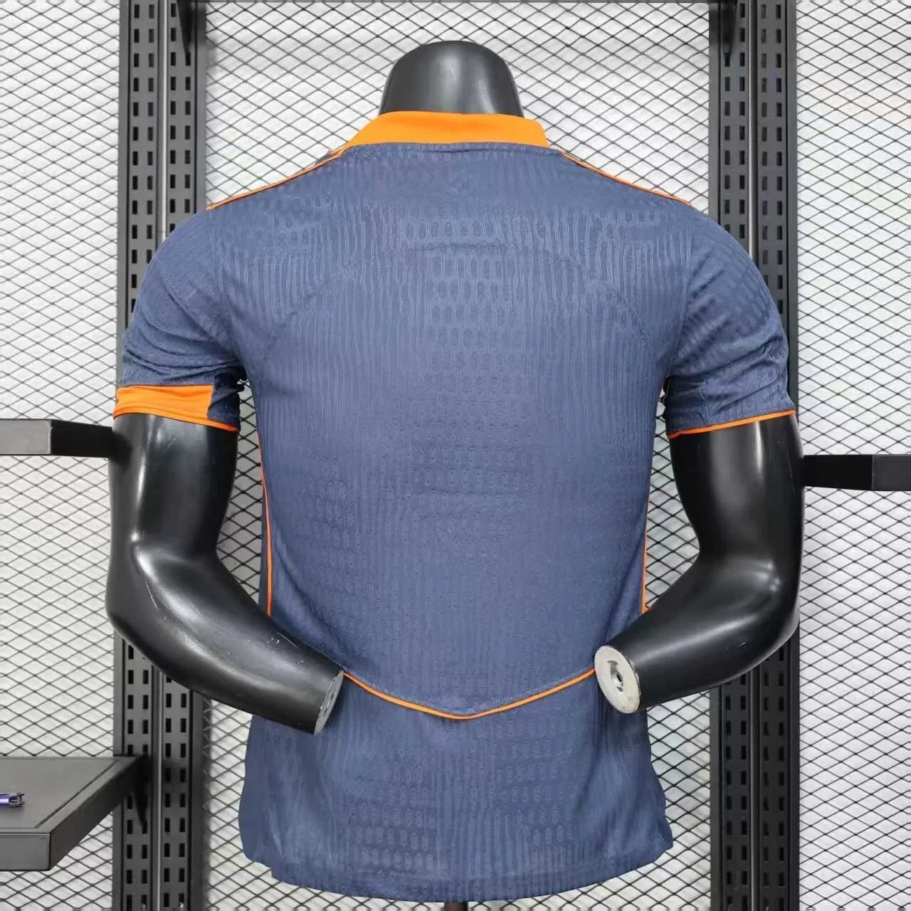 Maillot extérieur de l'Inter Milan 2025-26, modèle Le 12 -ème Maillot, en tissu bleu avec détails noirs et logos officiels.