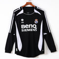Maillot rétro à manches longues Real Madrid 2006-2007, marque Le 12 -ème Maillot, en tissu blanc avec détails rouges.
