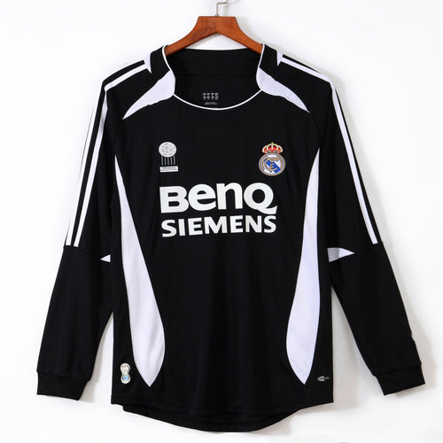 Maillot rétro à manches longues Real Madrid 2006-2007, marque Le 12 -ème Maillot, en tissu blanc avec détails rouges.