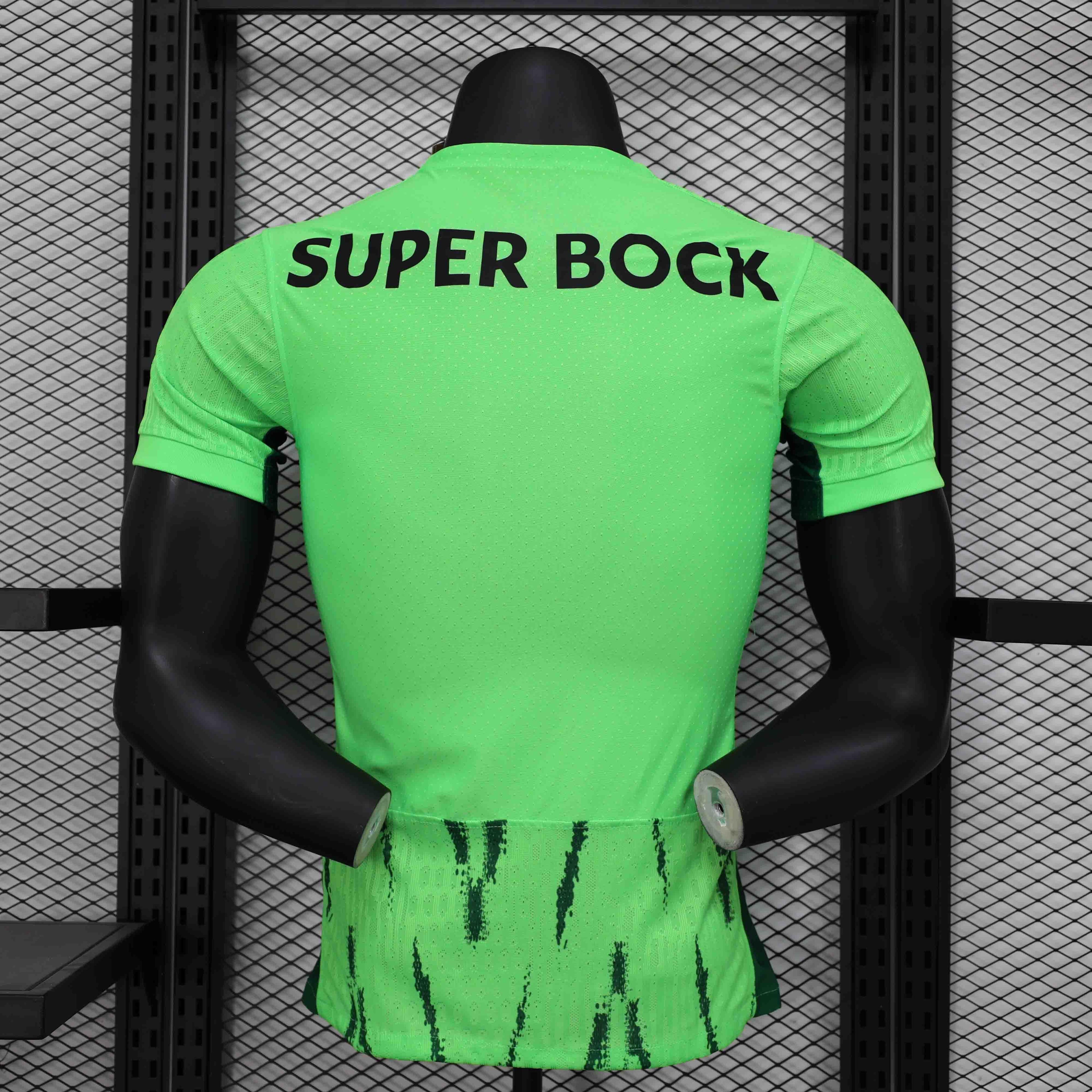 Maillot extérieur de football Le 12 -ème Maillot pour la saison 2024-25, design sportif et moderne.