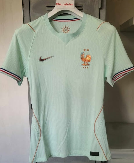 Maillot vert pour enfants 25/26 ans France, marque Le 12 -ème Maillot, tissu léger et confortable, vue de face.