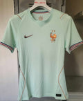 Maillot vert pour enfants 25/26 ans France, marque Le 12 -ème Maillot, tissu léger et confortable, vue de face.