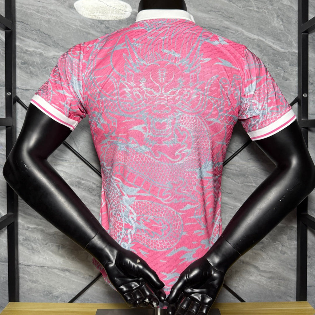 Maillot de football Real Madrid 25/26 Le 12-ème Maillot, spécial joueur rose, vue de face avec logo et détails du maillot.