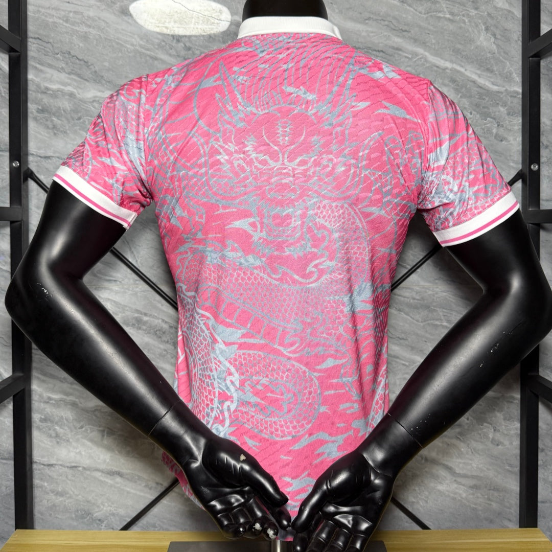 Maillot de football Real Madrid 25/26 Le 12-ème Maillot, spécial joueur rose, vue de face avec logo et détails du maillot.