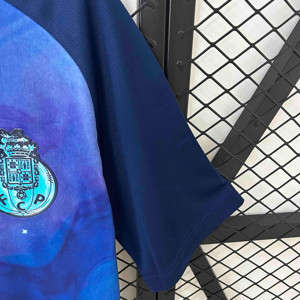 Maillot de football Porto Concept 2024-25 de Le 12 -ème Maillot, maillot bleu avec logo du club, vue front visible.
