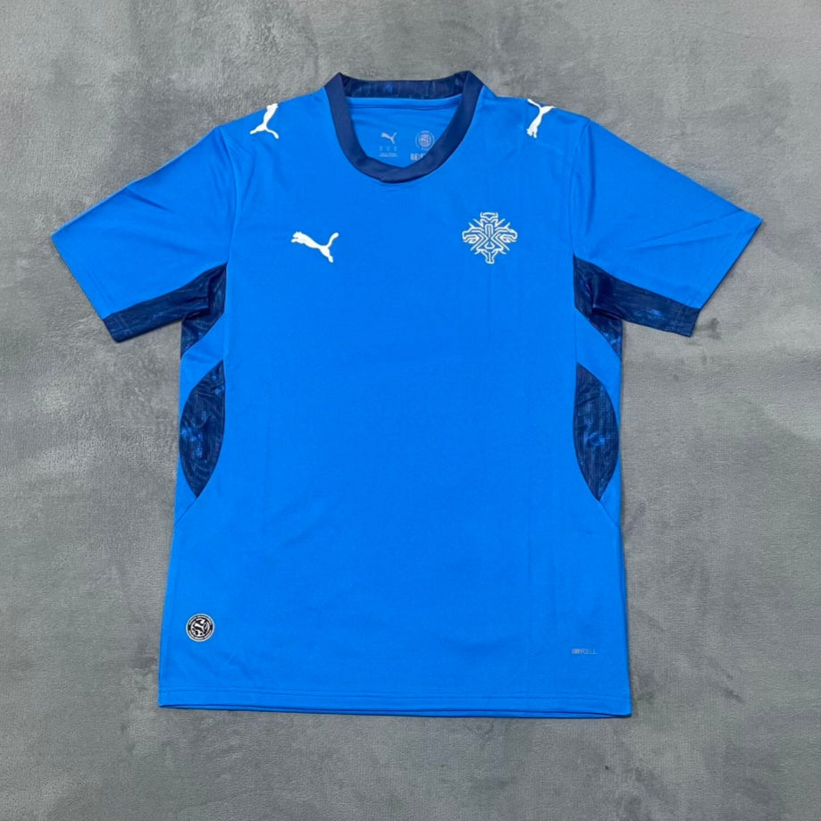 Maillot domicile Le 12-ème Maillot Iceland 25/26, maillot de football bleu avec logo officiel, vue de face sur fond blanc.