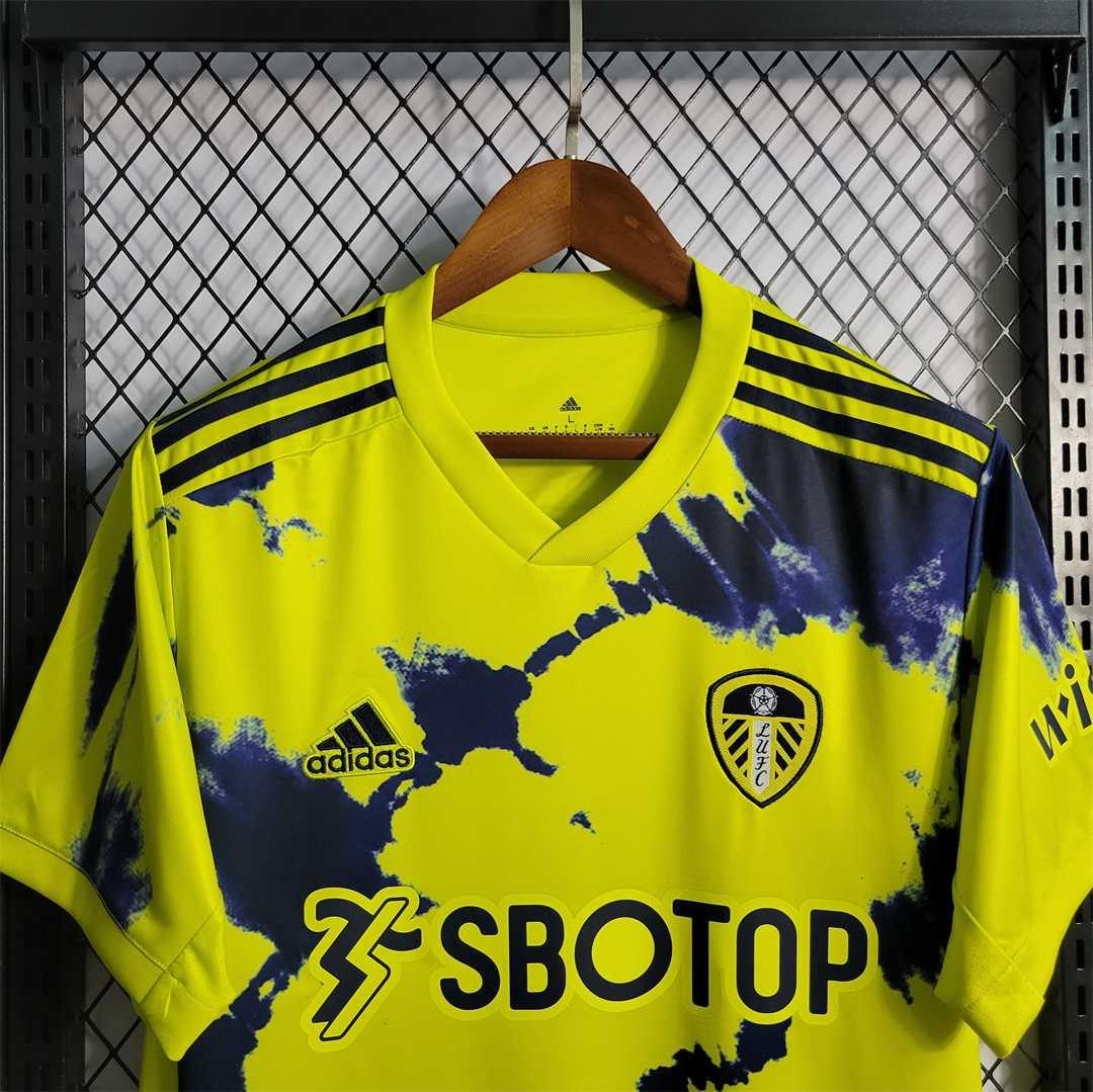 Maillot extérieur Leeds United 2022-23 par Le 12 -ème Maillot, vue front avec logo et détails du maillot de football.