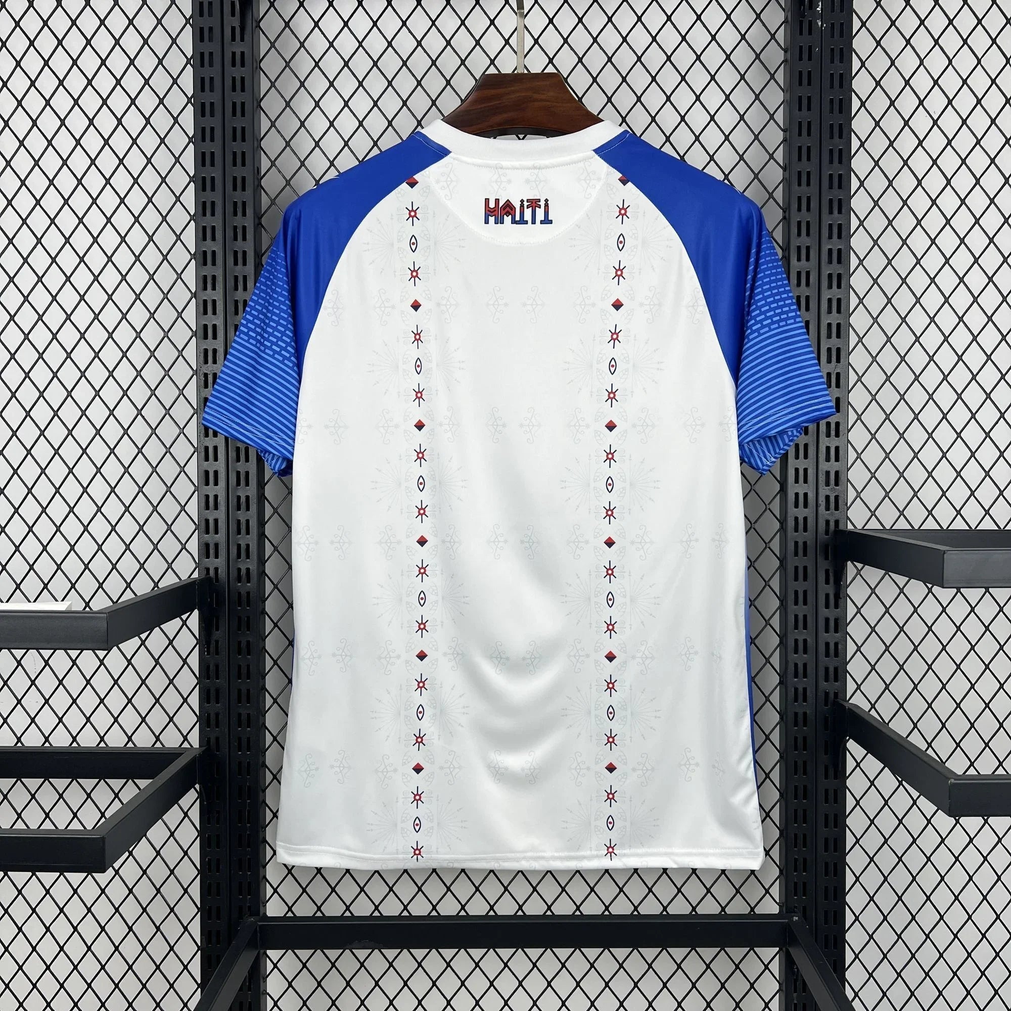 Maillot Haïti Coupe du monde 2026 de la marque Le 12 -ème Maillot, vue de face avec logo et design national.