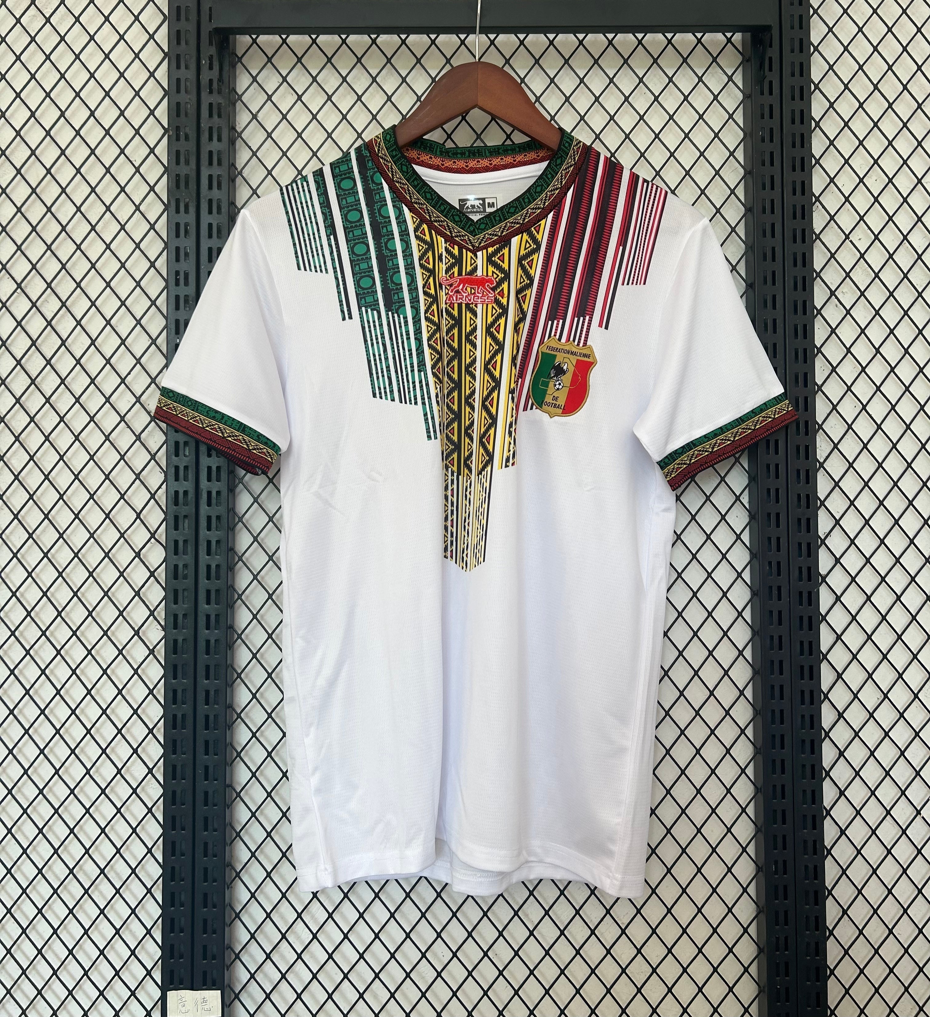 Maillot de football blanc Mali 24/25 Le 12 -ème Maillot, détails du design et logo de l'équipe sur le devant.