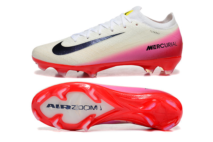 Crampons Mercurial Vapor 16 Elite XXV de Le 12 -ème Maillot, vue des crampons en dessous, adaptés pour le football.