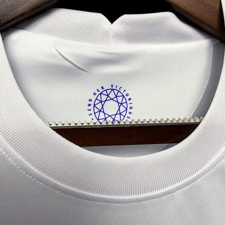 Maillot Angleterre 2022/23 Le 12 -ème Maillot, conception innovante, vue de face avec design moderne et couleurs traditionnelles.