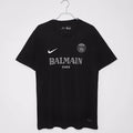 Maillot rétro PSG 2020 de couleur noire, fabriqué par Le 12 -ème Maillot, visible avec ses détails classiques.