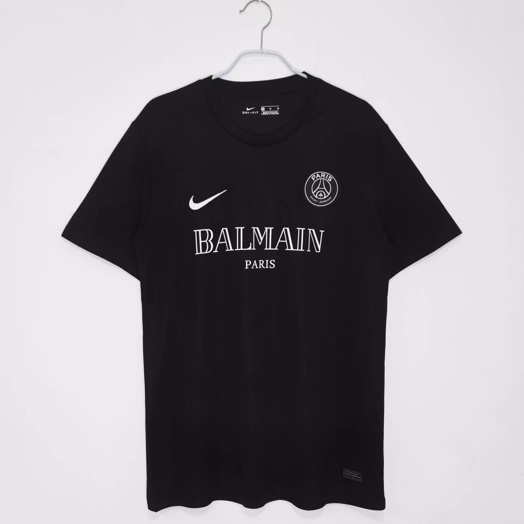 Maillot rétro PSG 2020 de couleur noire, fabriqué par Le 12 -ème Maillot, visible avec ses détails classiques.