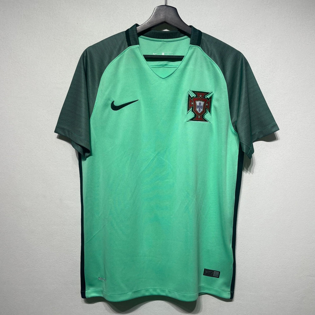 Maillot rétro extérieur 2016 du Portugal, marque Le 12 -ème Maillot, avec design vintage et couleurs nationales.