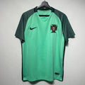 Maillot rétro extérieur 2016 du Portugal, marque Le 12 -ème Maillot, avec design vintage et couleurs nationales.