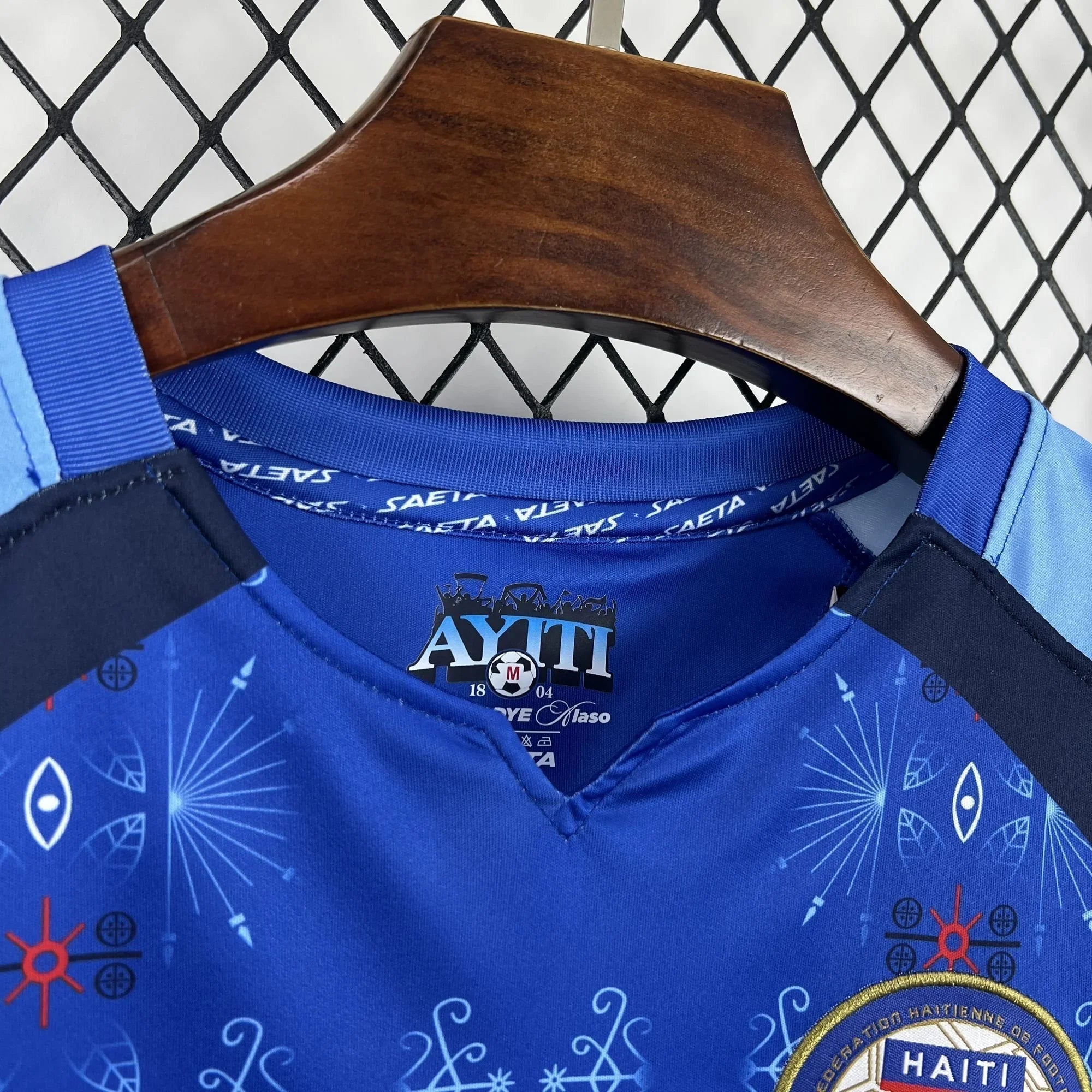 Maillot Haïti Coupe du monde 2026 de la marque Le 12-ème Maillot, vue front avec logo et détails colorés.