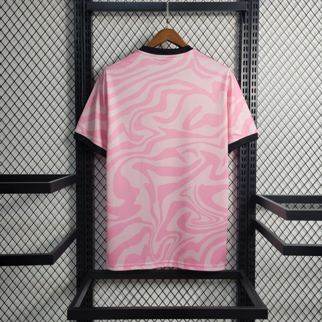 Maillot de football Flamengo 24/25 rose, modèle spécial de la marque Le 12 -ème Maillot, vue de face.