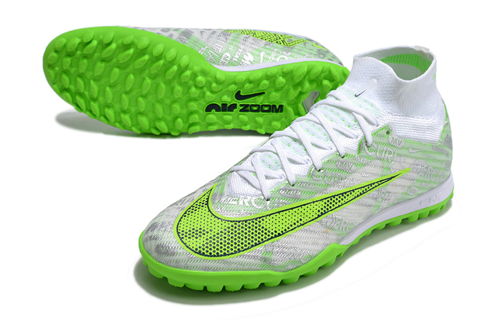 Crampons Mercurial Superfly IX Elite pour football, semelles en métal avec pointes pour traction sur le terrain.