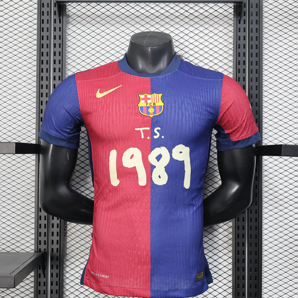 Maillot FC Barcelone 2024-25 Le 12 -ème Maillot, maillot de football avec logo du club et détails de l'équipe.