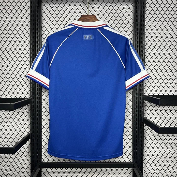 Maillot France rétro de la saison 1998, maillot de football marqué du logo Le 12 -ème Maillot, vue en gros plan.