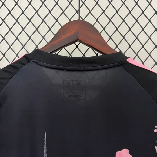 Maillot Japon 2023-2024 édition spéciale dragon noir et rose, par Le 12 -ème Maillot, vue de face avec design détaillé.