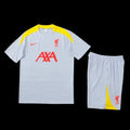 Ensemble Liverpool Le 12 -ème Maillot, maillot de football rouge avec logo et détails en blanc sur fond blanc.