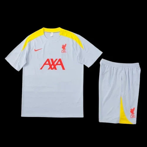 Ensemble Liverpool Le 12 -ème Maillot, maillot de football rouge avec logo et détails en blanc sur fond blanc.