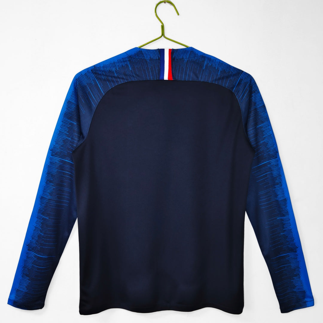 Maillot rétro de football France 2018 à manches longues, marque Le 12-ème, vue de face avec logo et détails traditionnels.