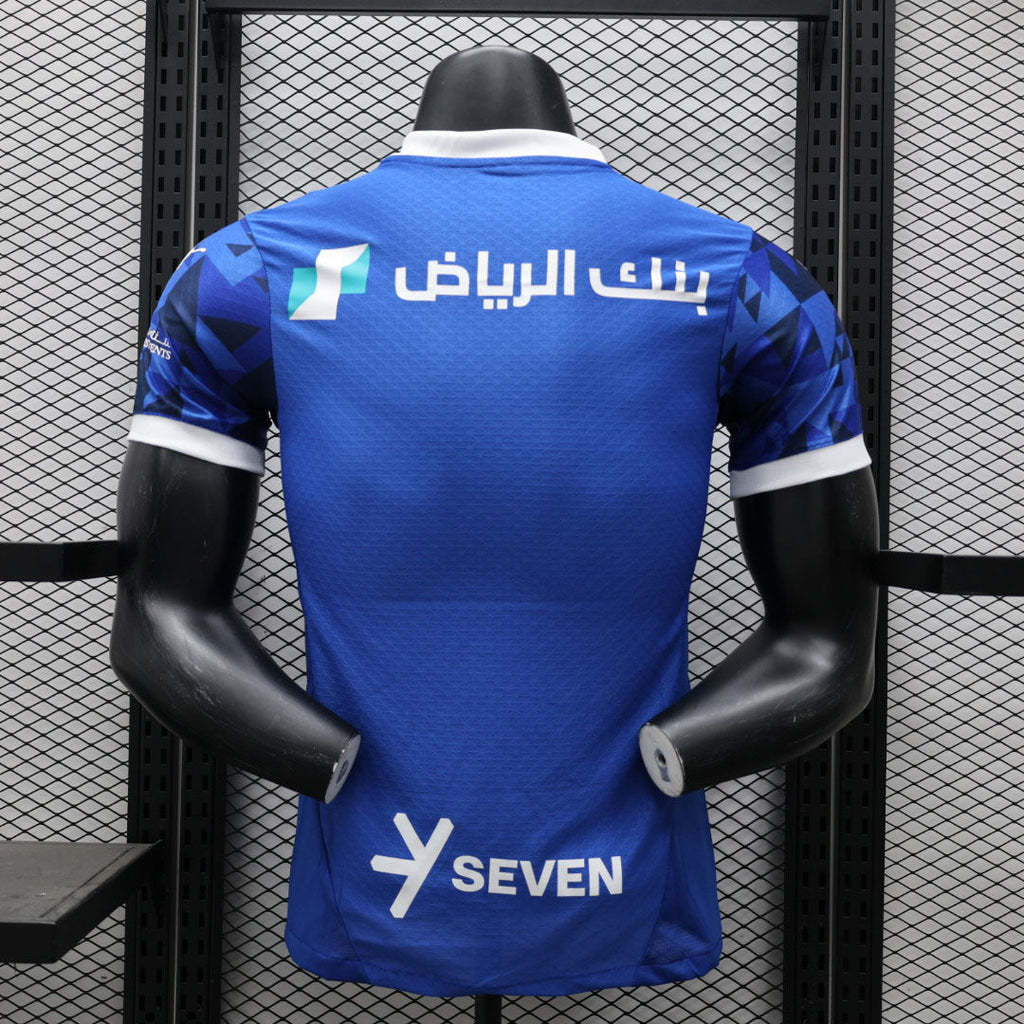 Maillot de football AL-Hilal 2024-25, maillot officiel de l'équipe, en tissu respirant avec logo et détails en bleu.