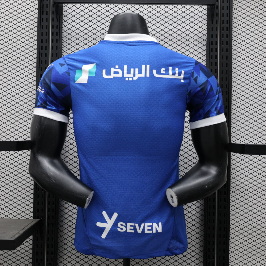 Maillot de football AL-Hilal 2024-25, maillot officiel de l'équipe, en tissu respirant avec logo et détails en bleu.