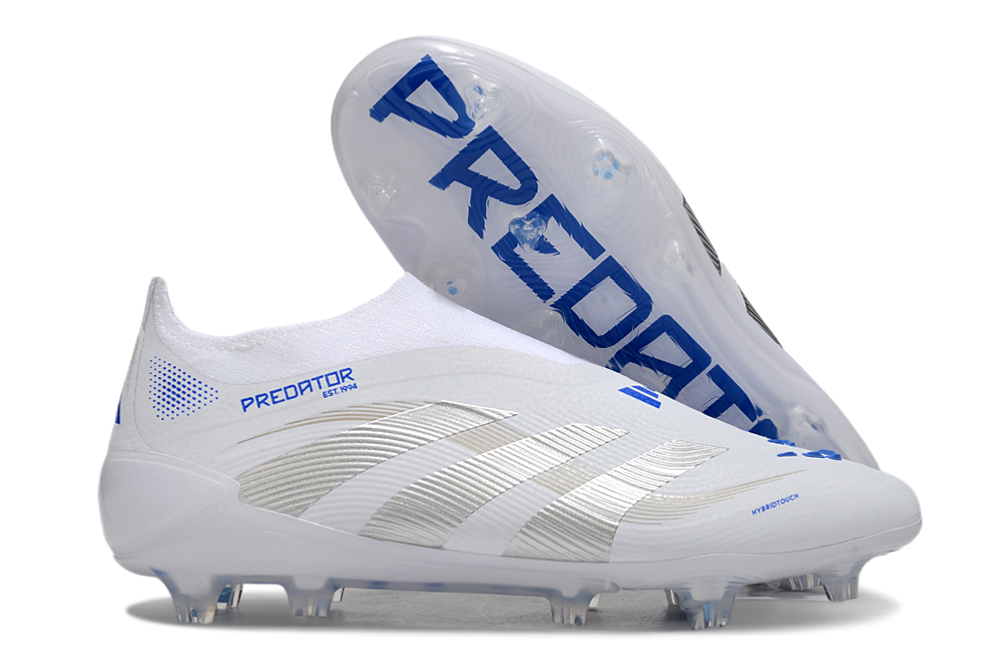 Crampons Predator Accuracy+ FG pour chaussures de ski alpin, fixation robuste et adhérence améliorée, en place sur une chaussure de ski.