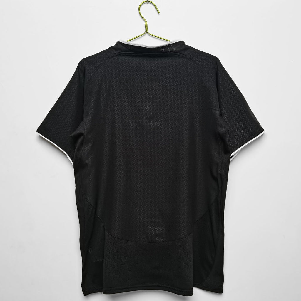 Maillot extérieur rétro de Manchester United 2003-2004, marque Le 12-ème Maillot, vue de face, détails du design vintage.
