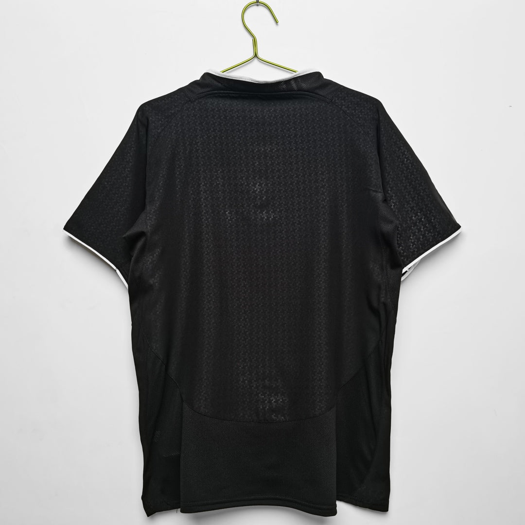 Maillot extérieur rétro de Manchester United 2003-2004, marque Le 12-ème Maillot, vue de face, détails du design vintage.