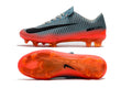 Crampons Mercurial Vapor Élite XI de Le 12 -ème Maillot, vue rapprochée montrant les pointes en acier et la semelle.