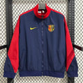 Veste coupe-vent réversible Le 12 -ème Maillot Barcelone en tissu léger, montrant les deux côtés colorés.
