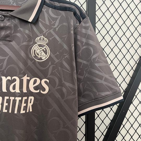 Maillot Real Madrid third noir 2024/25 de Le 12 -ème Maillot, vue de face avec logo et détails en noir et blanc