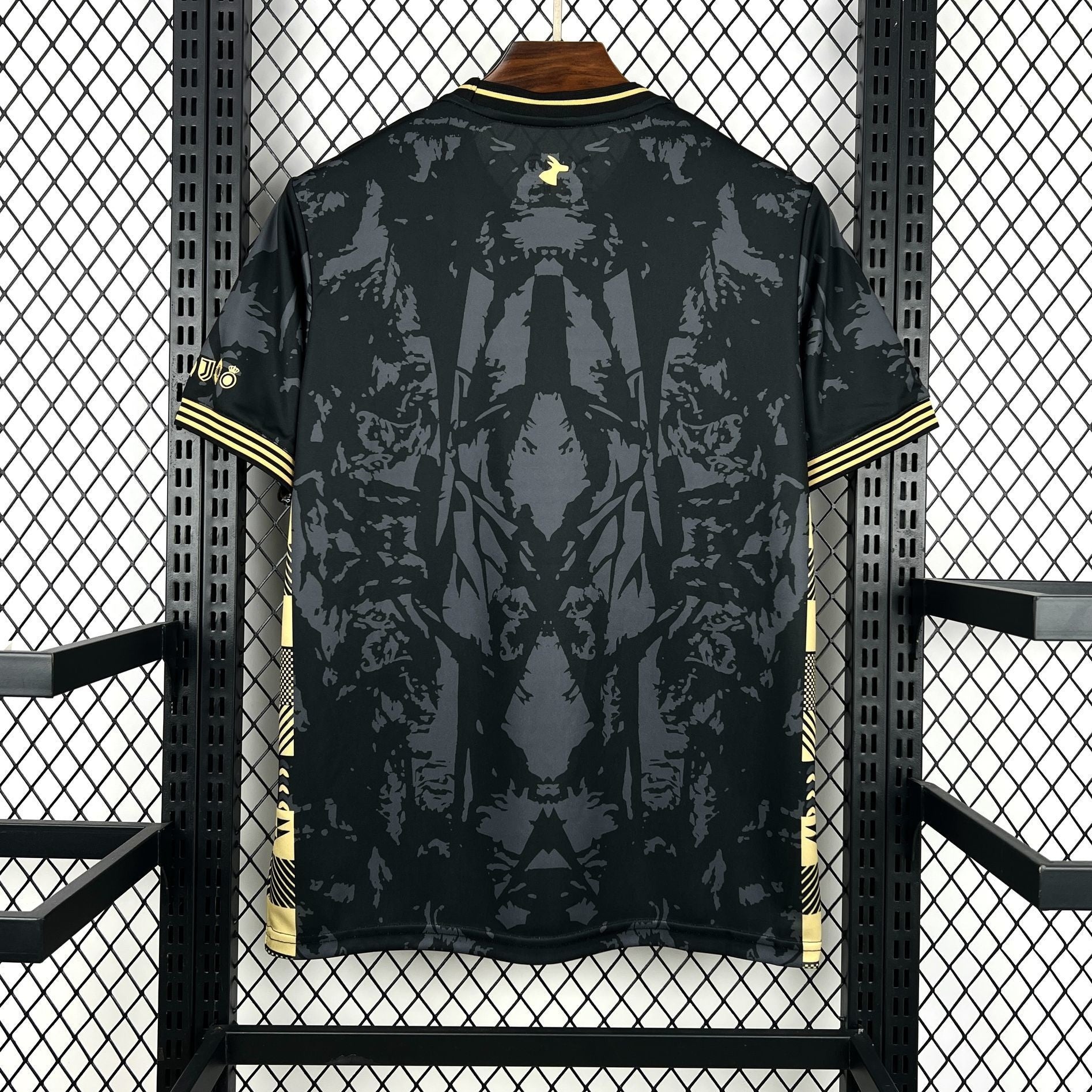 Maillot de football Portugal 25/26 noir de la marque Le 12 -ème Maillot, détail des couleurs et design sur le devant.