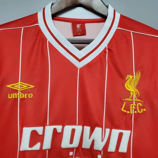 Maillot Liverpool rétro 1984 de la marque Le 12-ème Maillot, vue en gros plan avec détails du design et logo.