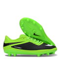 Crampons Hypervenom Phantom de Le 12 -ème Maillot, vue détaillée avec pointes en acier pour football.