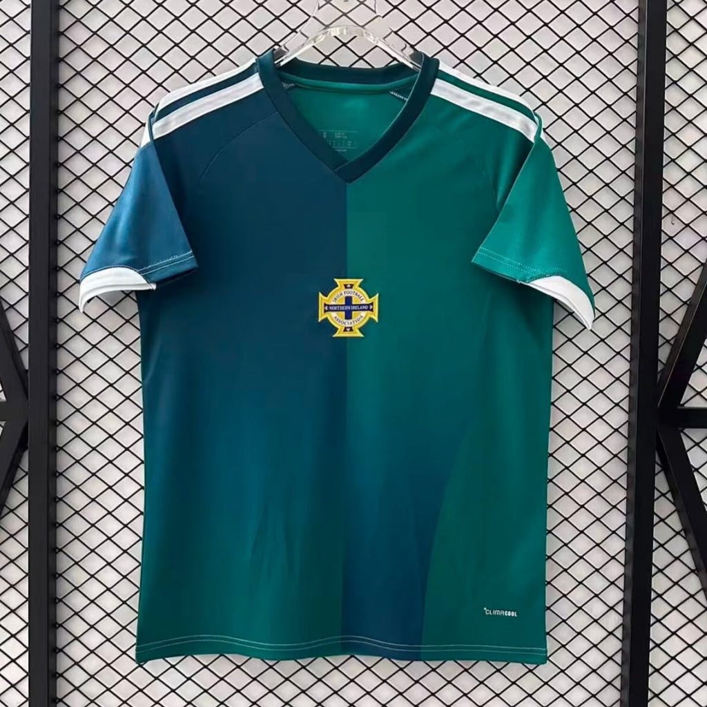 Maillot domicile 25/26 de l'équipe d'Irlande du Nord, marque Le 12 -ème Maillot, vue de face avec logo et détails du maillot.