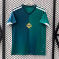 Maillot domicile 25/26 de l'équipe d'Irlande du Nord, marque Le 12 -ème Maillot, vue de face avec logo et détails du maillot.