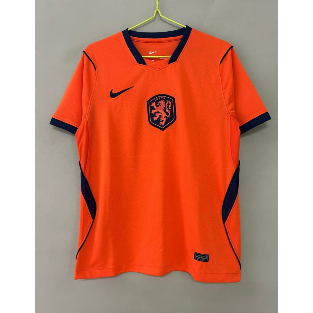 Maillot domicile des Pays-Bas 25/26, jersey de football orange avec logo national, porté par un mannequin.